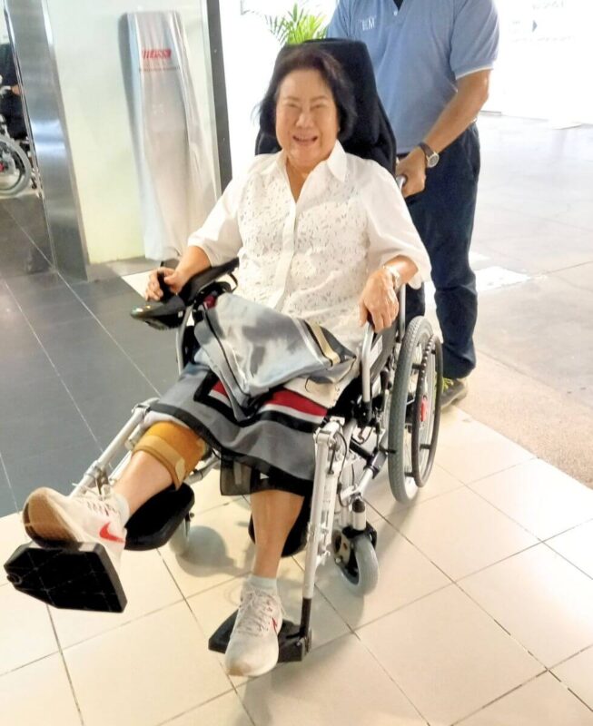 รีวิวลูกค้าใช้รถเข็นไฟฟ้าปรับเอนนอน-1