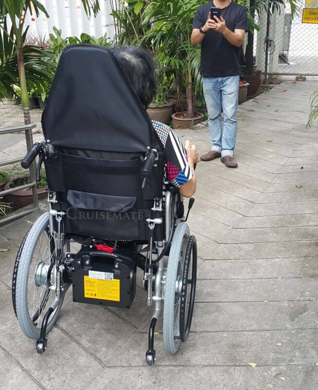 รีวิวลูกค้าใช้รถเข็นไฟฟ้าปรับเอนนอน-3